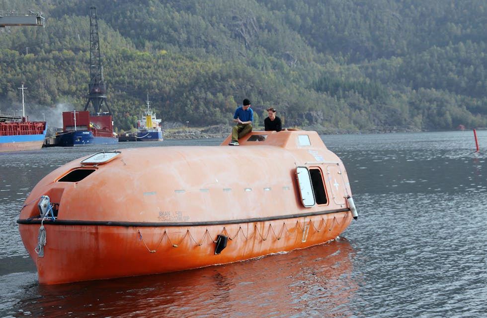 Joachim Snare og Kjell Rørtveit med livbåt