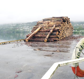Industrikaien i Saudasjøen skal utvidast og utbetrast for rundt sju millionar kroner i sommar. I dag er tømmer lagra på kaien. Foto: Ingvil Bakka.