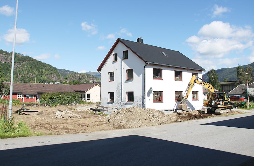 OPPSTART: Bygginga av den prosjekterte seksmannsbustaden i Fløgstadvegen starta denne veka. (Foto: Julie Arnfred Bojesen)