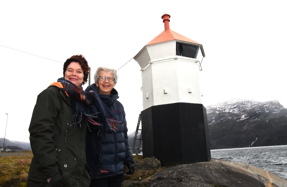 Kultursjef Åshild Marie Øverland og Aslaug Astad i Sauda sogelag håper å redde fyret på Saunes, slik at det ikkje forsvinn nå som det ikkje lenger er nautisk behov for det. Foto: Even Emberland.