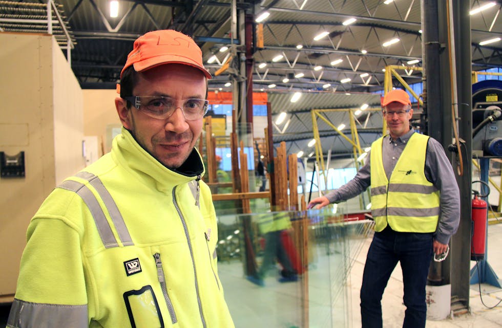 ALLTID PÅ JOBB: Glasfabrikkens mest trufaste arbeidar, Leif-Stian Thomassen (til venstre), plassjef Lars Sigve Søndenå og dei 43 andre tilsette ved glasfabrikken har nå tatt velfortent juleferie. (Foto: Ingvil Bakka)