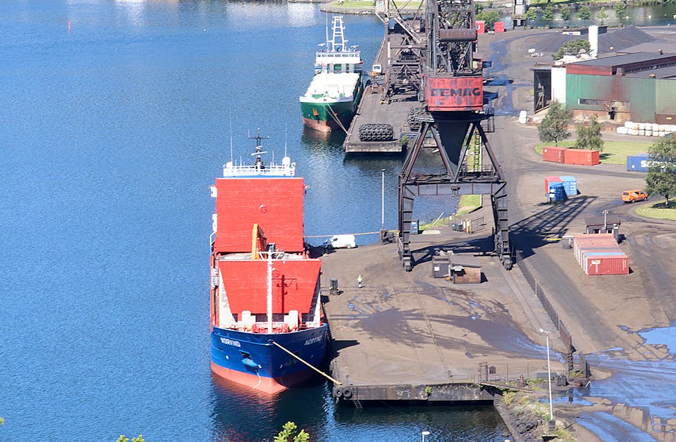 Eramet Norway skal etablera landstraum til skip som legg til i hamnene deira. Anlegga må vera i drift seinast 1. januar 2021. Foto: Knut Atle M. Seim.