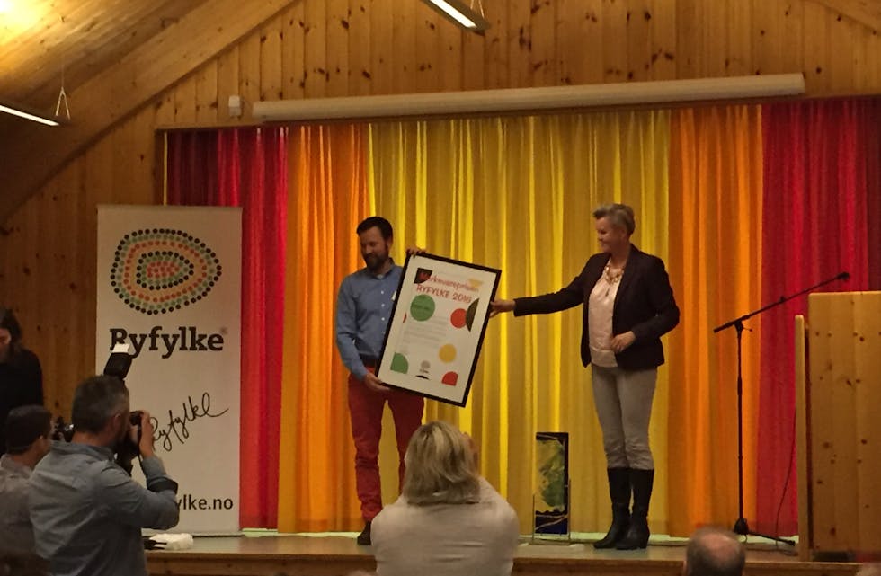 PRISVINNAR: Ryfylke Mat og Nicholas Guindani fekk merkevareprisen av styreleiar i Ryfylkealliansen, Marianne Torbjørnsen. (Foto: Asbjørn Birkeland)