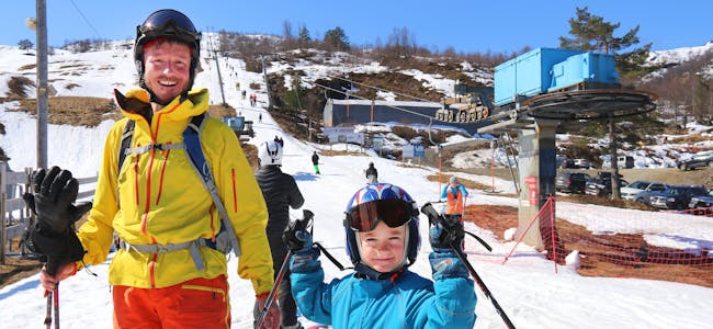 Belgiske Etienne Reding og sonen Leo (6), begge busett i Stavanger, koste seg i skibakkane i Svandal i går, måndag. Foto: Ingvil Bakka.