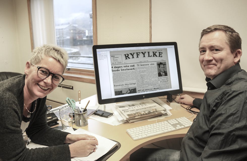 Abonnementsansvarleg Bente Rasmussen og redaktør og dagleg leiar Knut Atle Seim håpar at abonnentane liker arkivtilbodet. Foto: Ingvil Bakka.
