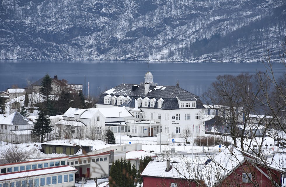SNART DRIFT: Det nystifta selskapet Sauda Fjordhotell Eiendom AS har kjøpt det over hundre år gamle fjordhotellet i Saudasjøen. (Foto: Even Emberland)