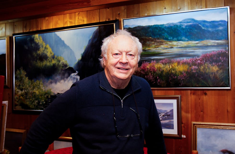 I FULL VIGØR: Arne Skogerbø har innreia kjellaren heime som atelier. Framleis har pensjonisten ei rekke kunstprosjekt på gang. (Foto: Frank Waal)