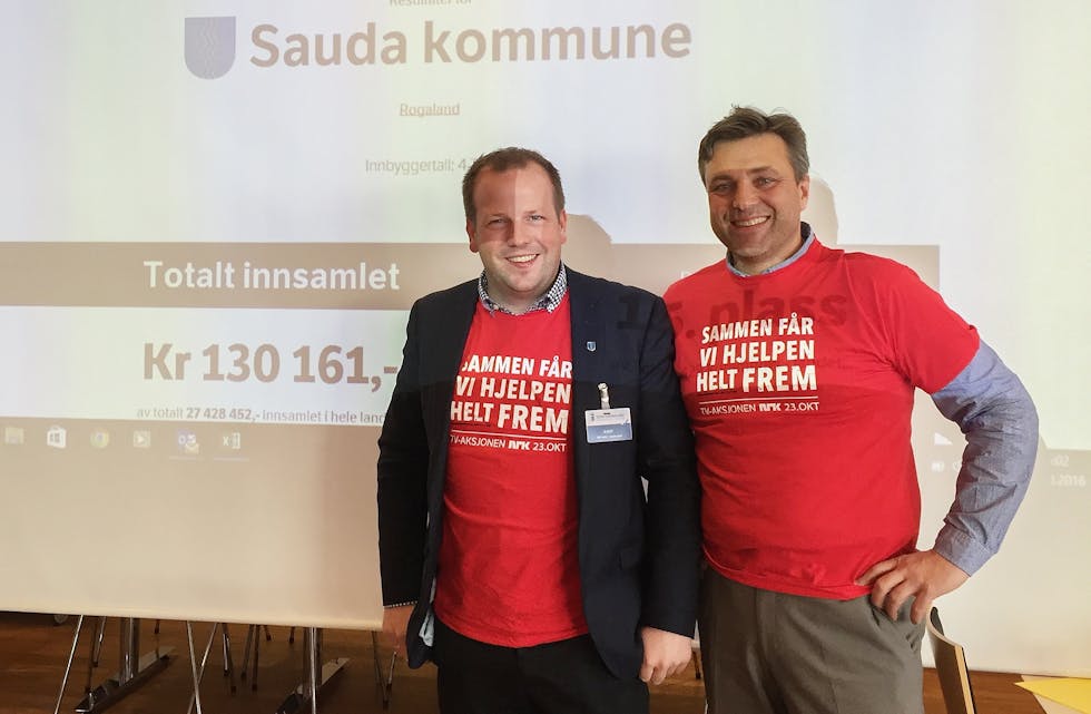 GODE «SELGARAR»: Ordførar Asbjørn Birkeland (til venstre) og Sauda Vekst-leiar Inge Løyning brukte tre timar onsdag ettermiddag til å ringa bedrifter og organisasjonar i Sauda. Resultatet blei over 143 000 kroner til årets tv-aksjon. (Foto: Privat)