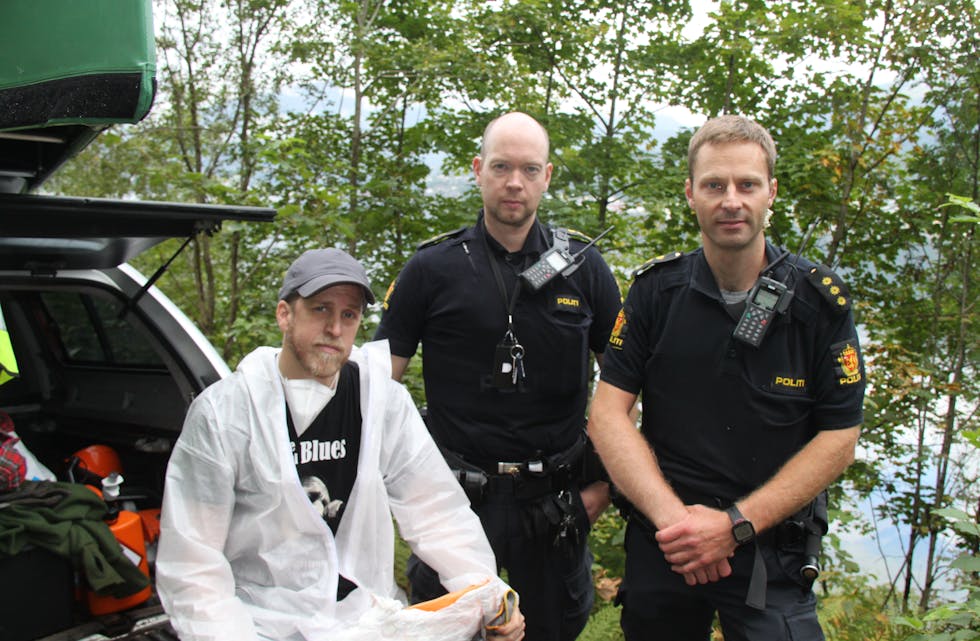 Grunneigar Valentin Svelland hadde fredag med seg politibetjentane Paul Bjarne Foss og Øyvind Dybing på staden og undersøkte dumpingområdet. Foto: Ingvil Bakka.