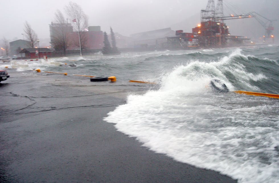 Stormfloa i samband med "Inga" 12. januar 2005 la delar av kaiområdet i Sauda under vatn. Med eit stipulert havnivå 61 centimeter høgare enn nå i 2090, er sannsynlegheita stor for at slike oversvømmingar blir vanlegare i framtida. Arkivfoto: Knut Atle M. Seim.