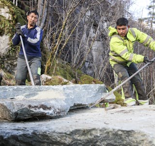 I tre veker har råsterke sherpaer frå Nepal bygt trapper av fleire hundre kilo tunge steinar. Foto: Ingvil Bakka.