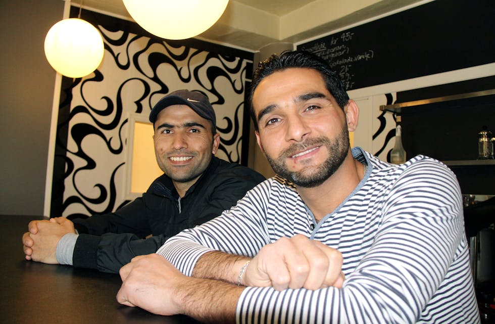 STARTAR PRØVEDRIFT: Syriske Hane Mohammad (til venstre) og Alaa Ahmad vil i utgangspunktet ha ope ti timar laurdag og søndag. På menyen står hovudsakleg syriske matrettar. (Foto: Ingvil Bakka)
