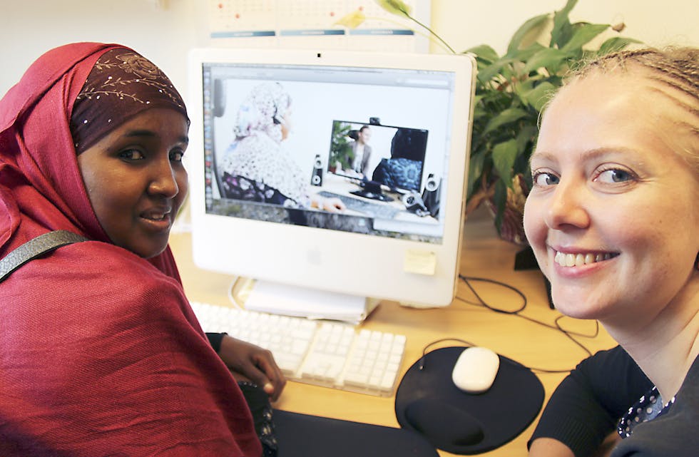 NYTENKING: Moderne teknologi sørger for betre kommunikasjon mellom nye landsmenn og - kvinner og norske kommunar og organisasjonar. Somaliske Tiitiin Ali Madobe og programrådgivar Linda Marthinussen nyttar seg ofte av videotolking.