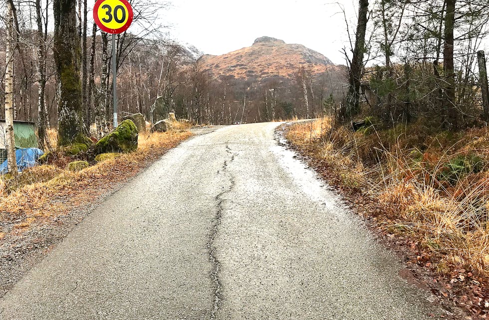 Siste vegstubben opp til Brekkestølsbrotet er smal, bratt og svingete. Den står øvst på kommunen si prioriteringsliste, men føreløpig er det ikkje løyva pengar til utbetringane. Foto: Ingvil Bakka.