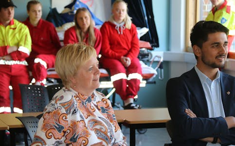 Fylkesordførar Solveig Ege Tengesdal (KrF) møtte elevane ved ambulansefag-linja tysdag. Foto: Ingvil Bakka.