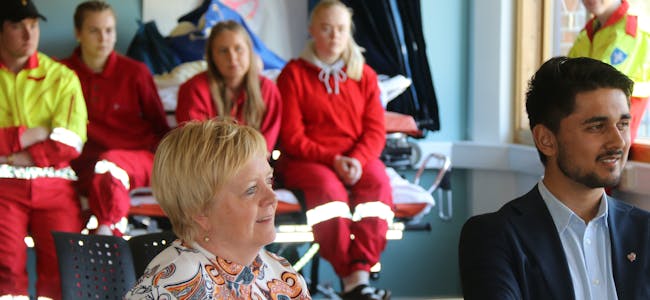 Fylkesordførar Solveig Ege Tengesdal (KrF) møtte elevane ved ambulansefag-linja tysdag. Foto: Ingvil Bakka.
