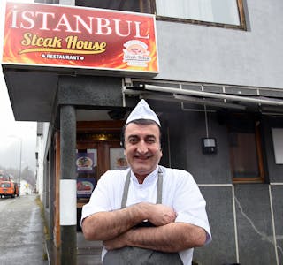 Kemal Gökcil har flytta frå Oslo for å vere kokk på restauranten Istanbul Steak House, nysatsinga i lokala Mama Rosa tidlegare heldt til i. Foto: Even Emberland.