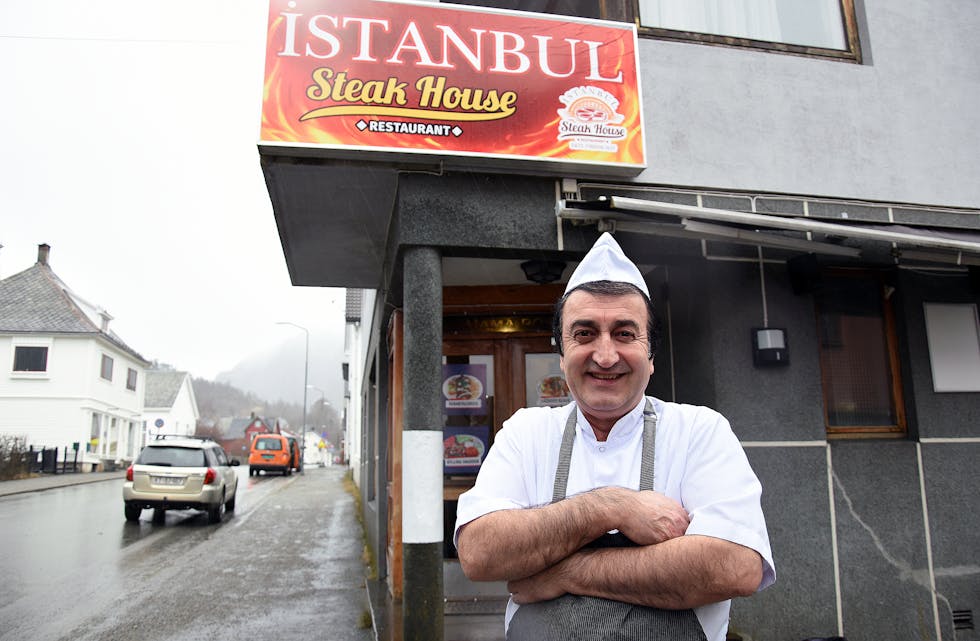 Kemal Gökcil har flytta frå Oslo for å vere kokk på restauranten Istanbul Steak House, nysatsinga i lokala Mama Rosa tidlegare heldt til i. Foto: Even Emberland.