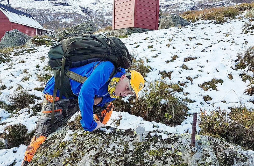 Eitt av oppdraga Jone fekk vera med på var å finne merkeboltane som markerer grenseområdet for naturreservatet på Kulthaug i Slettedalen. Foto: Reidar Sandal.
