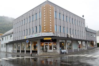 Mays Holding kjøpte Rådhusgata 34 i 2008, og gav bygget namnet Saudagården. Foto: Ingvil Bakka.