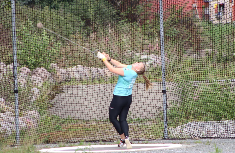 Maren Stensvåg Seim i aksjon med slegga under eit stemne i Sauda nyleg. Fredag tok ho gull i denne øvinga under ungdomsmeisterskapen i friidrett i Overhalla. Foto: Knut Atle M. Seim