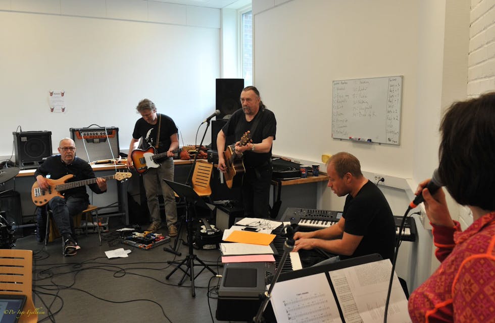 FANN TONEN: Frå venstre: Oddwar Wiersen, Ben Basgård, Reidar Brendeland, Magnar Birkeland og Rønnaug Foss Alsvik. (Foto: Per Inge Fjellheim)