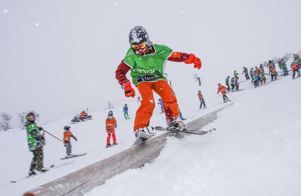 UTFORDRA SEG SJØLV: Dei mange unge som var med på skicampen. (Foto: Frank Waal)
