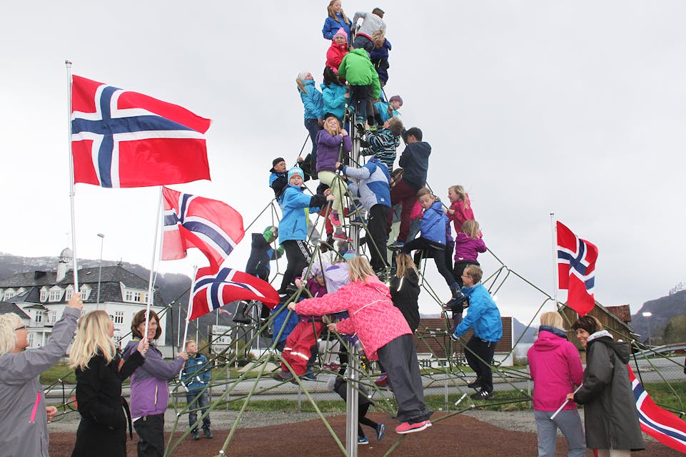 FESTDAG: Lærarane vifta med norske flagg då elevane i går innvia det nye klatretårnet til Risvoll skule. (Foto: Ingvil Bakka)