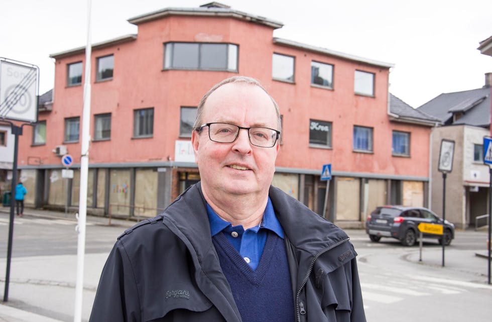 SPENT: Jørgen Almlund gler seg til å opne ein ny klesbutikk i sentrum, i bygget Trollungane tidlegare heldt til i. Han vil satse på barne-, dame- og herreklede. (Foto: Even Emberland)