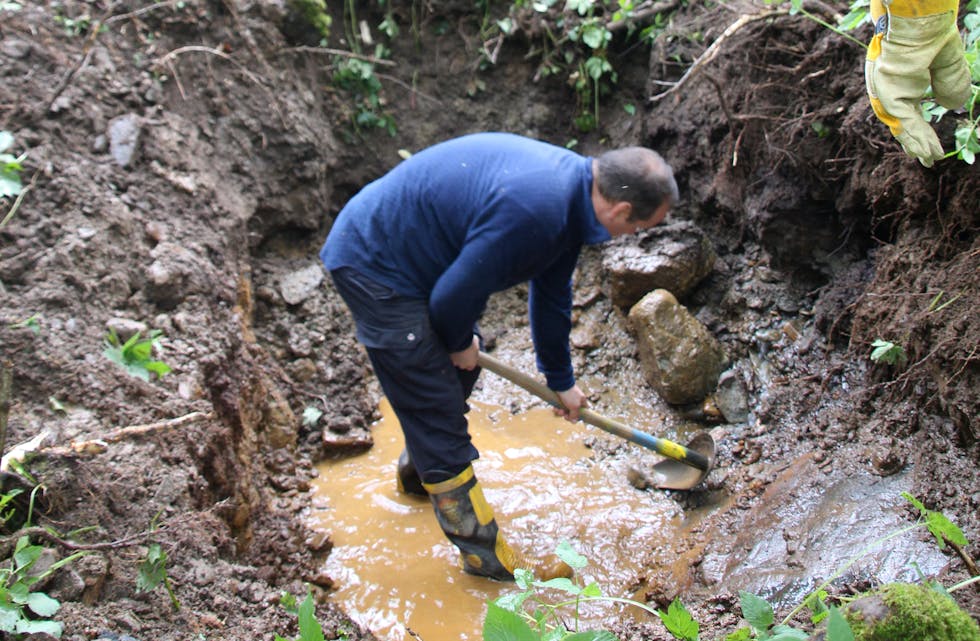 Lekkasjen skjedde eit nedgrove vassrøyr i Svandalskrysset søndag kveld. Foto: Ingvil Bakka.