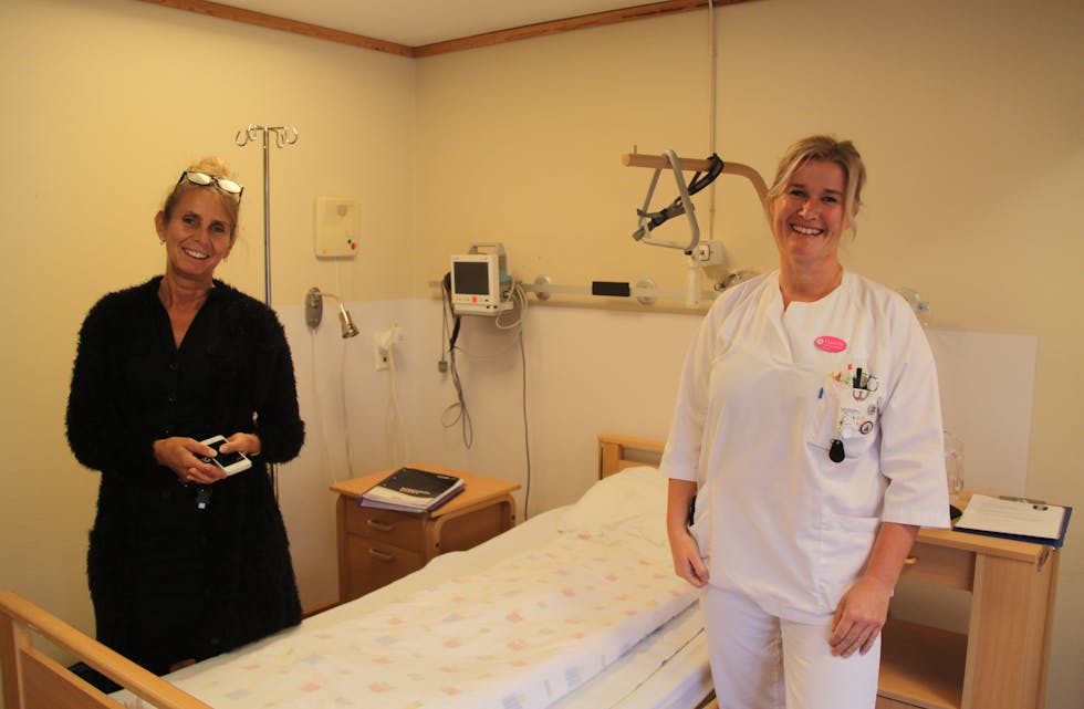 Einingsleiar Ann Iren Nordhagen (til venstre) og sjukepleiar Hanne Coll, her ved Øyeblikkelig hjelp-senga, som i omorganiseringsprosessen er mellombels plassert på Sauda DMS, avdeling D ved Åbøtunet. Foto: Ingvil Bakka.