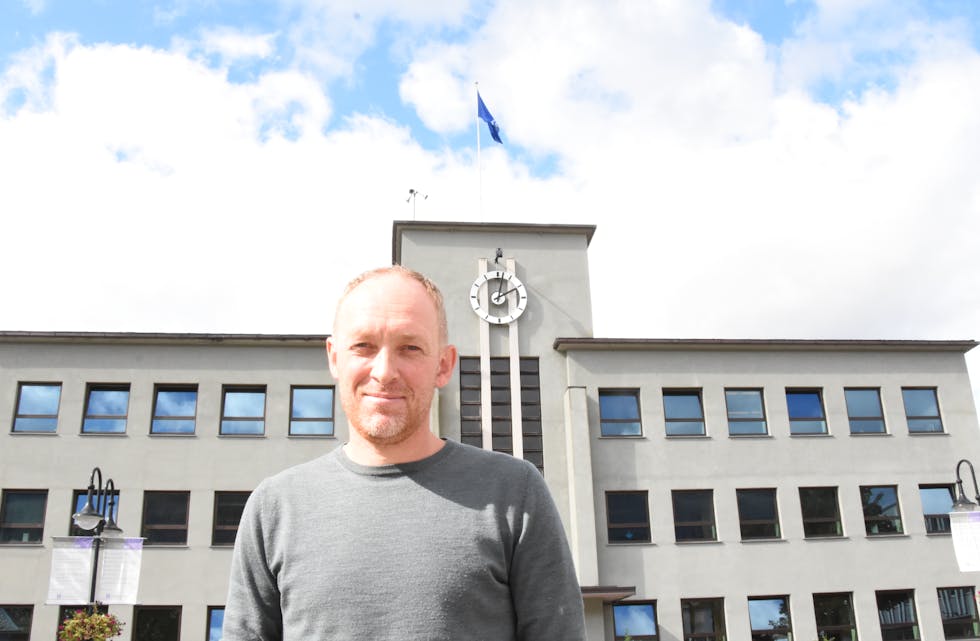 Andreas Fløgstad sluttar som kommunalsjef etter ni år med Sauda kommune som arbeidsgivar. Frå 1. desember av er han avdelingsleiar for Tveit Regnskap. 