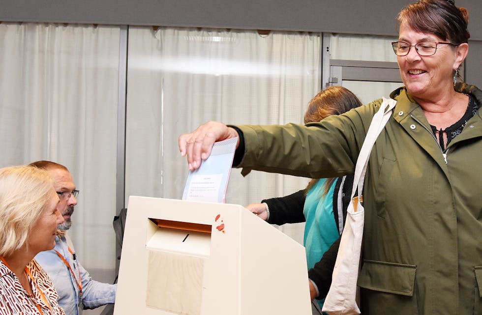 Politisk sekretær Solfrid Handeland håper at fleire deltar ved årets val samanlikna med lokalvalet for fire år sidan, då valdeltakinga var 67,6 prosent. Berit Fløgstad Berg var blant mange som gav sin stemme i Saudahallen i dag. 