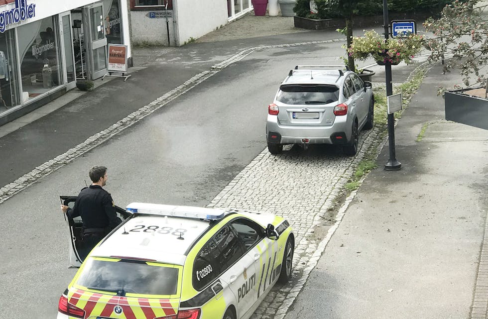 Sjåføren som hadde parkert bilen i busslomma i Skulegata laurdag, fekk 900 kroner i gebyr. 