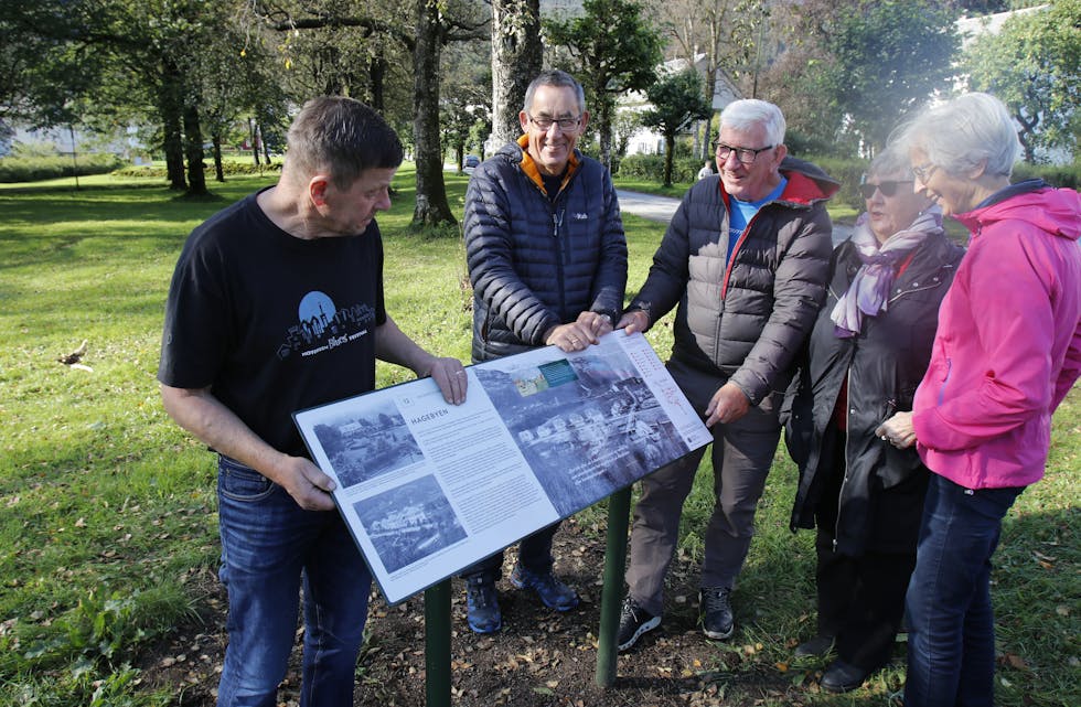 15 skilt er sett opp i Åbøbyen i regi av Sauda sogelag. Frå venstre: Kristoffer Nødland, Roar Lund, Jan Ringstrand, Marit Rusten Birkeland og Aslaug Astad.