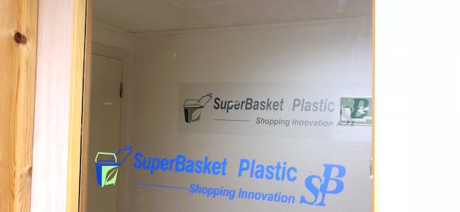 Saudafirmaet Superbasket International lever eit anonymt liv i Skulegata i Sauda, men har dei tre siste åra hatt ei omsetting på nær 100 millionar kroner.