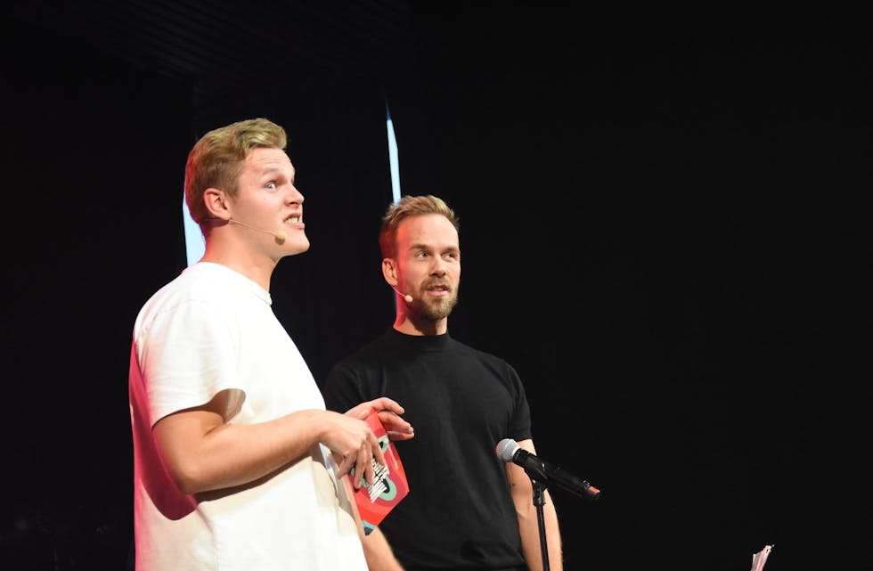 Vegard Harm (til venstre) og Morten Hegseth fekk publikum til å trekke på smilebanda med sine mange historier frå scenen. 