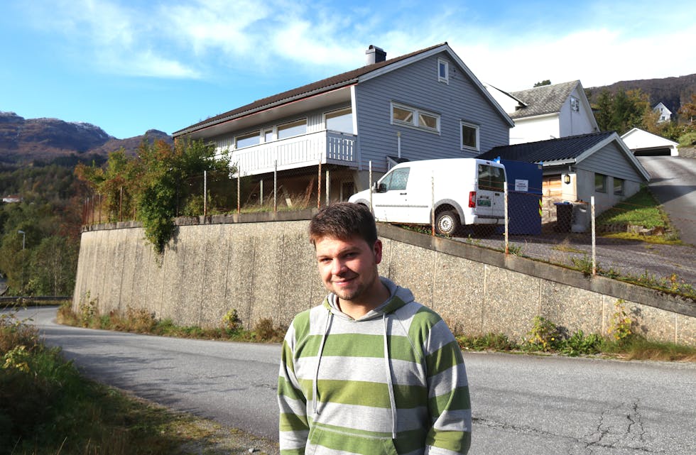 Arve Guggedal var bare 20 år då han kjøpte huset i Amdalsvegen. Nå kjøper kommunen huset grunna arbeidet med å utbetre Grønsdalskrysset. 25-åringen har brukt fleire hundre tusen kroner og mange hundre arbeidstimar på oppussing i åra mellom 2014 og 2018. 