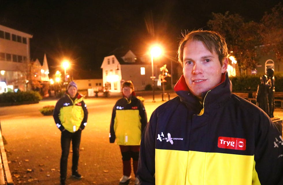 Morten Maldal leiar den nye natteramn-tenesta til Sauda Røde Kors. 5. oktober hadde han med seg Kristian Landro og Hilde Thomassen. 