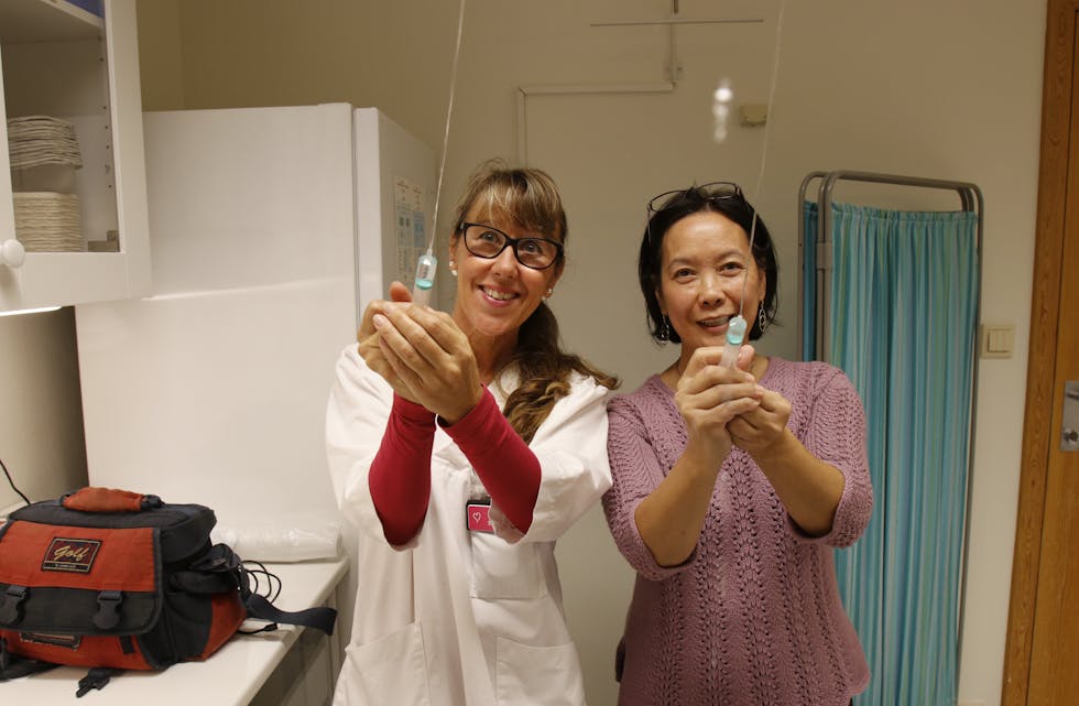 Ved Sauda Legesenter er det sjukepleiar Siv Ripland (til venstre) som har hovudansvaret for årets massevaksinering mot influensa. Einingsleiar Olivia Obtinario ønsker at endå fleire saudabuar vaksinerer seg. 