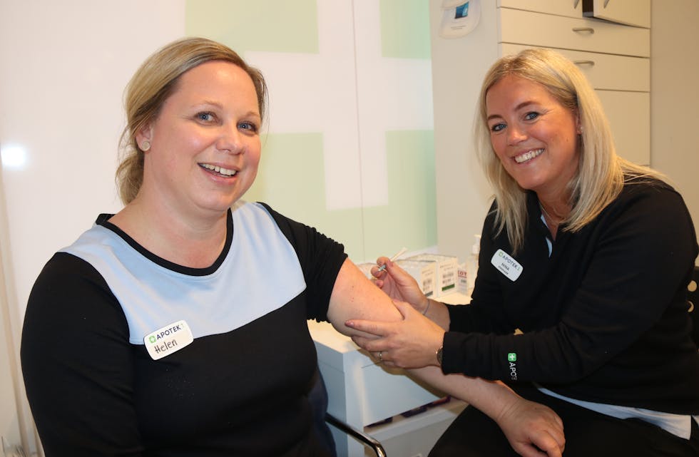Sjukepleiarane Helen Fløgstad og Nina Havreberg tilbyr folk, både i og utanfor risikogrupper influensavaksinering inne på apoteket. Også sjukepleiar Turid Øvrebø og apotekteknikar Malin Melby Lauritsen kan setta vaksinar.