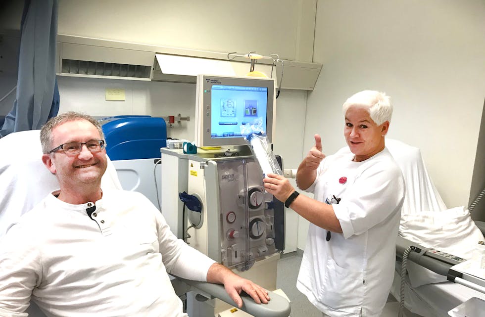 Einingsleiar Kjetil Rolfsen og Mette Flydal er to av sjukepleiarane som har kursa seg innan dialysebehandling. I dag har Sauda DMS tre dialysemaskinar som reinsar blodet hos pasientar med nyresvikt.