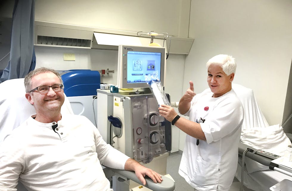Einingsleiar Kjetil Rolfsen og Mette Flydal er to av sjukepleiarane som har kursa seg innan dialysebehandling. I dag har Sauda DMS tre dialysemaskinar som reinsar blodet hos pasientar med nyresvikt.