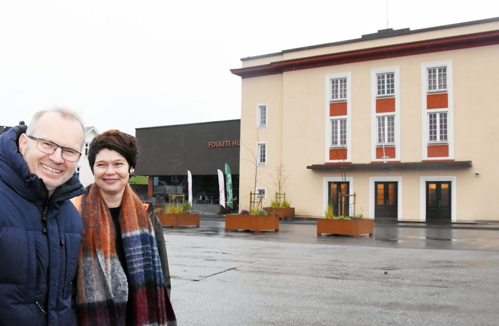 Åshild Marie Øverland og Sivert Sørnes gler seg over merksemda Folkets Hus får, både som kulturhus og kulturminne. Nå er det klart at bygget og restaureringsprosjektet har vunne Fortidsminneforeningen Rogaland sin vernepris. 