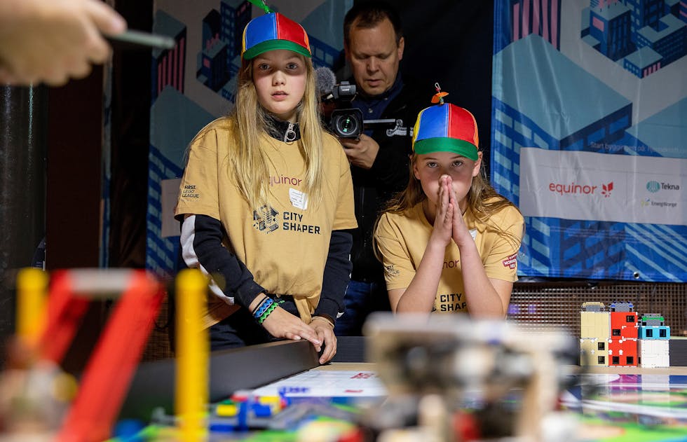 Robotpilotane Leah Tytlandsvik og Anna Håheim Hetleflåt i aksjon i Sandnes på laurdag.