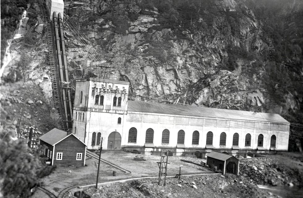 Da kraftstasjonen Sauda I i Hellandsbygd blei sett i drift 20. oktober 1919, kunne smelteverket i Sauda motta straum for første gong.
