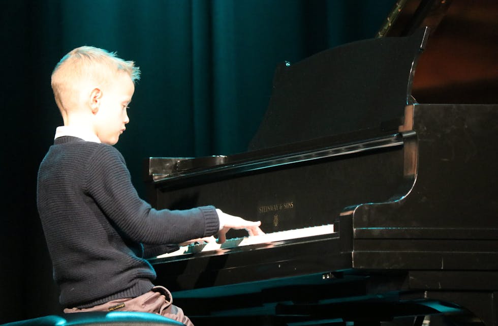 Åtte år gamle Vilmer Teig held fram med å imponera på pianoet.