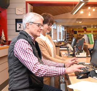 Kjetil Fløgstad har drive Sauda Bok & Papirhandel sidan 1986. Trude Småmo har arbeidd i bokhandelen sidan 2008.