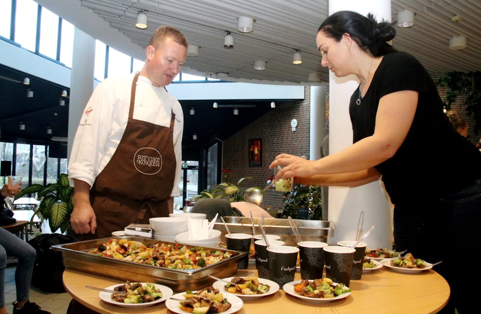 Ryfylkekokken Frode Selvaag og initiativtakar Kerstin G. Rød kunne konstatera at maten blei både innbydande og velsmakande. 