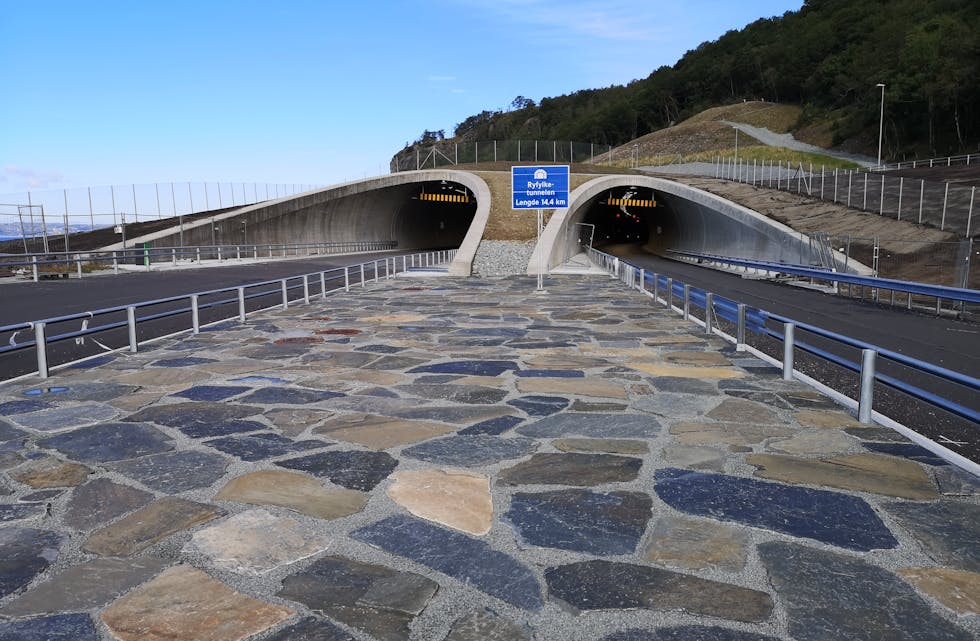 Her er tunnelopninga som kortar ned reisetida mellom Sauda og Stavanger med ein halvtime. I går opna Ryfylketunnelen. Nå kan du kjøre til Stavanger på godt under to og ein halv time. .